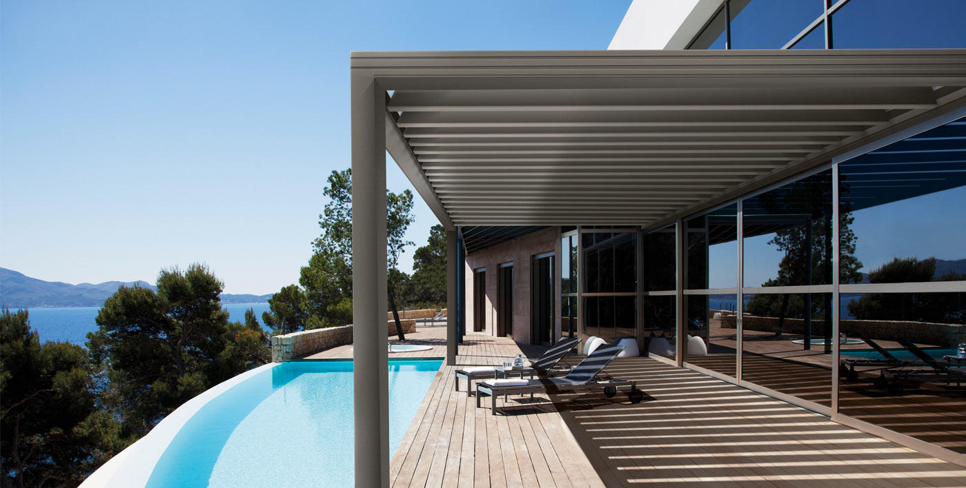 Pergola bioclimatique aluminium installée en Gironde par APS